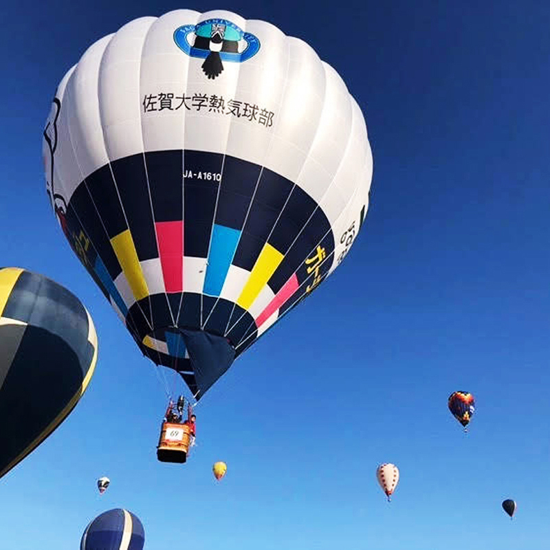 青空に映える熱気球「佐賀インターナショナルバルーンフェスタ」