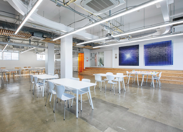 写真:理工学部4号館 内観01