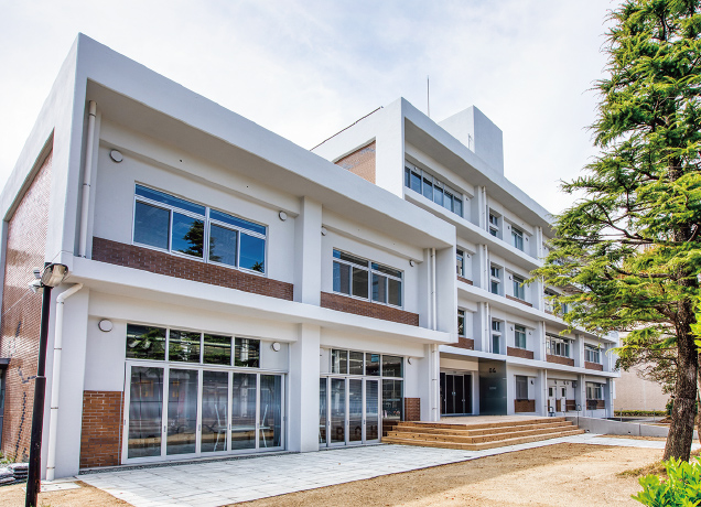写真:理工学部4号館 外観01