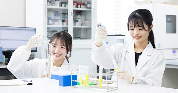 写真：先進健康科学研究科 先進健康科学専攻 健康機能分子科学コースの研究様子