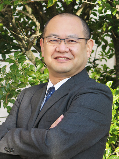 写真：経済学部 学部長　羽石 寛志